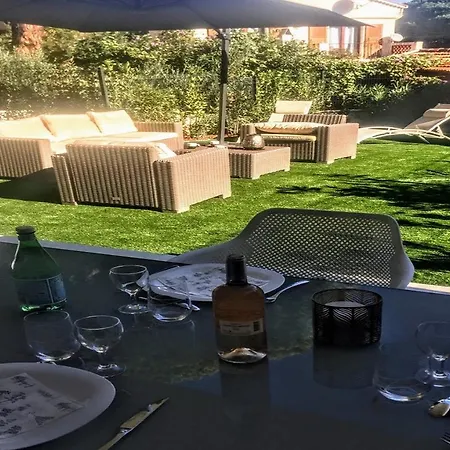 Moderne T2 Avec Garage ,très Calme Avec Jardin Privé Et Piscine, à 400m Du Centre Et Des Plages, Wifi Remise Supplémentaire De 10 Pourcent Pour Location à La Semaine Appartamento *