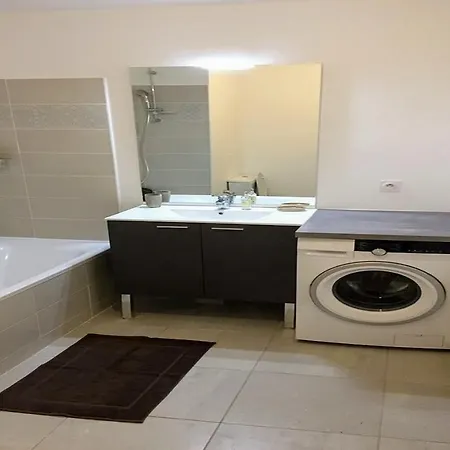 Moderne T2 Avec Garage ,très Calme Avec Jardin Privé Et Piscine, à 400m Du Centre Et Des Plages, Wifi Remise Supplémentaire De 10 Pourcent Pour Location à La Semaine * Cavalaire-sur-Mer