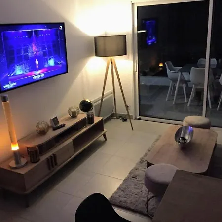Appartamento Moderne T2 Avec Garage ,très Calme Avec Jardin Privé Et Piscine, à 400m Du Centre Et Des Plages, Wifi Remise Supplémentaire De 10 Pourcent Pour Location à La Semaine