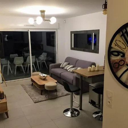 Appartamento Moderne T2 Avec Garage ,très Calme Avec Jardin Privé Et Piscine, à 400m Du Centre Et Des Plages, Wifi Remise Supplémentaire De 10 Pourcent Pour Location à La Semaine *
